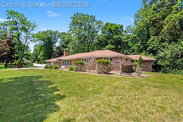 27682 Wellington Street, Farmington Hills, MI 48334