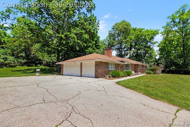 27682 Wellington Street, Farmington Hills, MI 48334