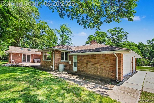 27682 Wellington Street, Farmington Hills, MI 48334