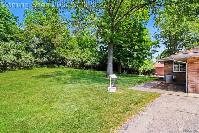 27682 Wellington Street, Farmington Hills, MI 48334