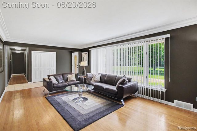 27682 Wellington Street, Farmington Hills, MI 48334