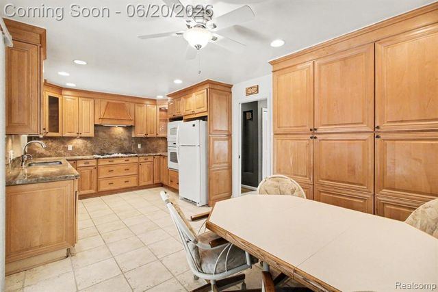 27682 Wellington Street, Farmington Hills, MI 48334