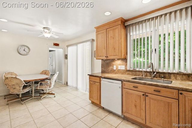 27682 Wellington Street, Farmington Hills, MI 48334