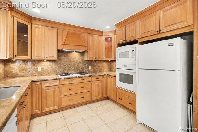 27682 Wellington Street, Farmington Hills, MI 48334