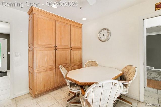 27682 Wellington Street, Farmington Hills, MI 48334