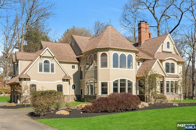 213 Stokes Farm Road, Franklin Lakes, NJ 07417