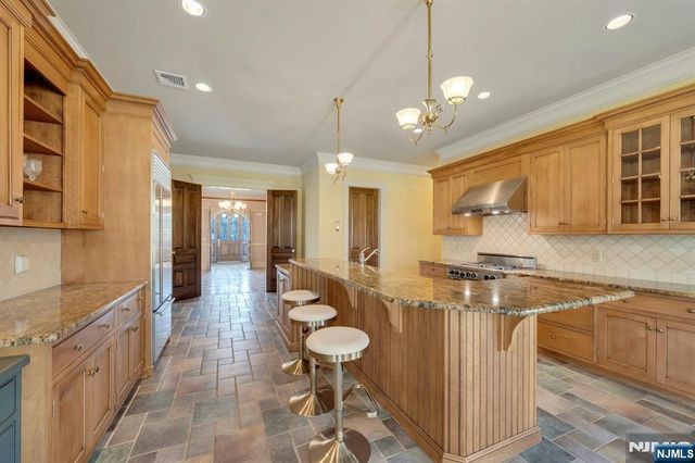 213 Stokes Farm Road, Franklin Lakes, NJ 07417