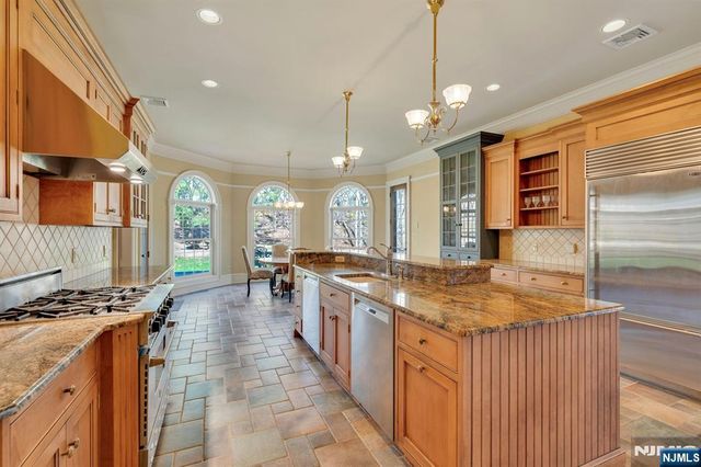 213 Stokes Farm Road, Franklin Lakes, NJ 07417