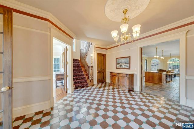 213 Stokes Farm Road, Franklin Lakes, NJ 07417