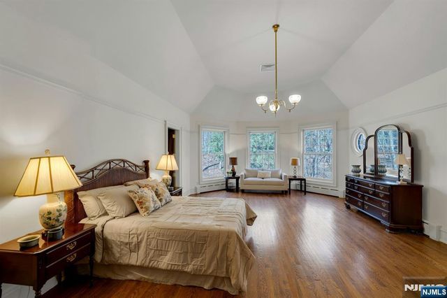 213 Stokes Farm Road, Franklin Lakes, NJ 07417