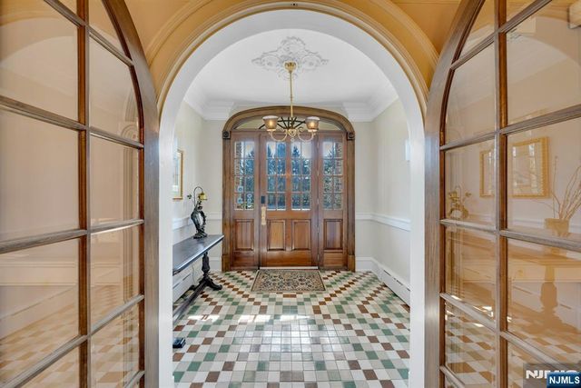 213 Stokes Farm Road, Franklin Lakes, NJ 07417