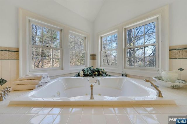 213 Stokes Farm Road, Franklin Lakes, NJ 07417