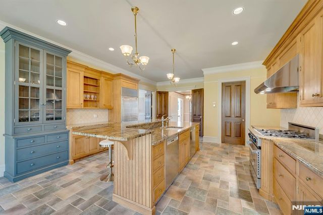 213 Stokes Farm Road, Franklin Lakes, NJ 07417