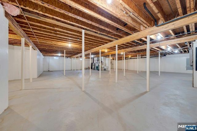 213 Stokes Farm Road, Franklin Lakes, NJ 07417