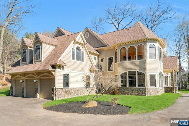 213 Stokes Farm Road, Franklin Lakes, NJ 07417