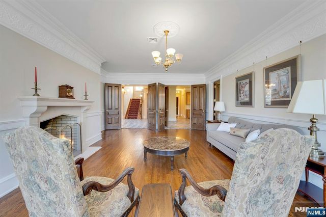 213 Stokes Farm Road, Franklin Lakes, NJ 07417