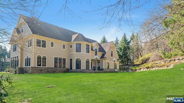 213 Stokes Farm Road, Franklin Lakes, NJ 07417