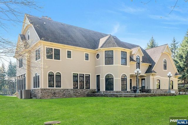 213 Stokes Farm Road, Franklin Lakes, NJ 07417