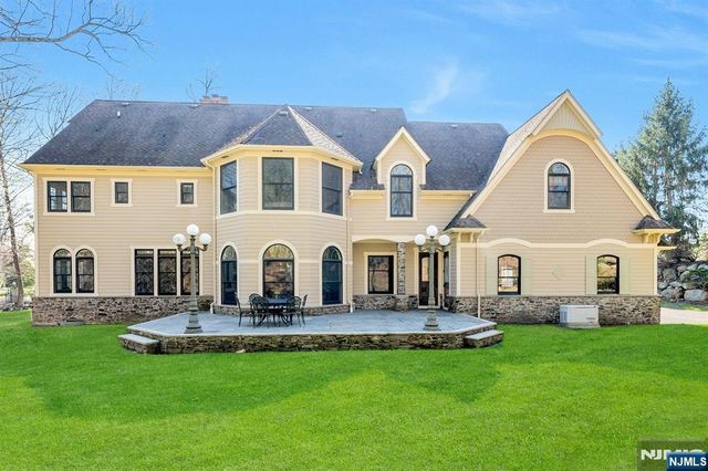 213 Stokes Farm Road, Franklin Lakes, NJ 07417