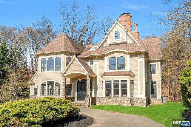 213 Stokes Farm Road, Franklin Lakes, NJ 07417