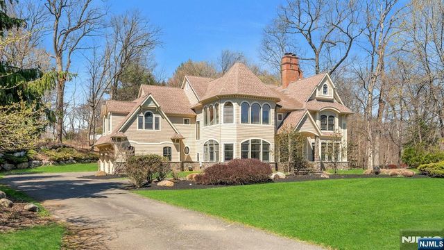 213 Stokes Farm Road, Franklin Lakes, NJ 07417