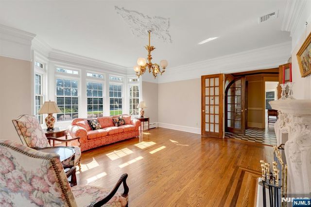 213 Stokes Farm Road, Franklin Lakes, NJ 07417