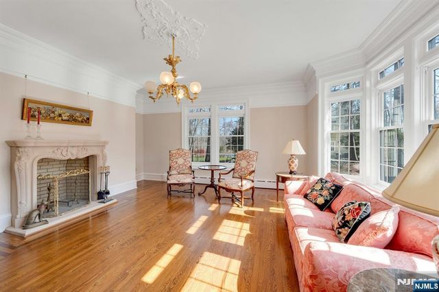 213 Stokes Farm Road, Franklin Lakes, NJ 07417