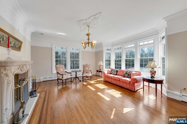 213 Stokes Farm Road, Franklin Lakes, NJ 07417