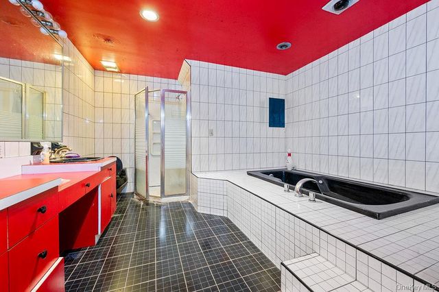 11 Valley View Road, Great Neck, NY 11021