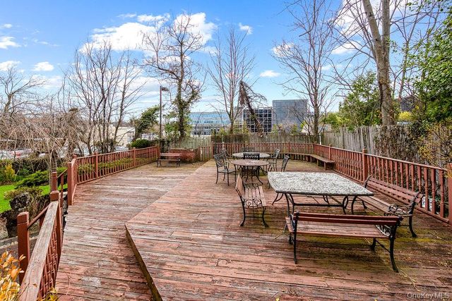 11 Valley View Road, Great Neck, NY 11021