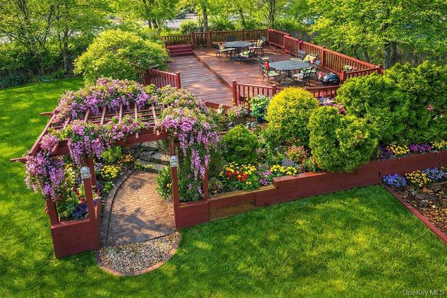 11 Valley View Road, Great Neck, NY 11021