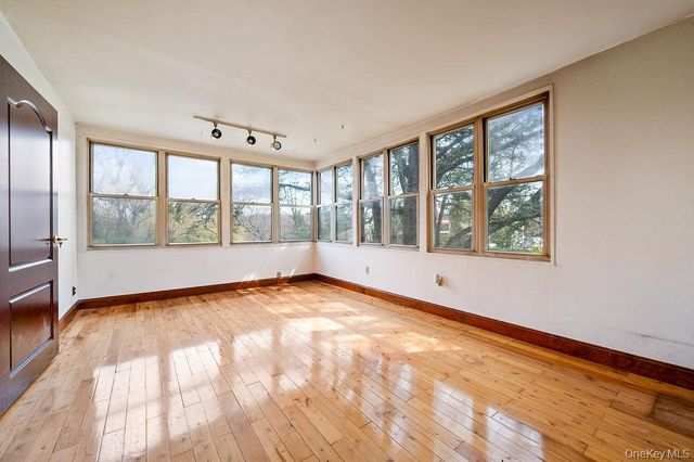 11 Valley View Road, Great Neck, NY 11021