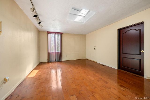 11 Valley View Road, Great Neck, NY 11021