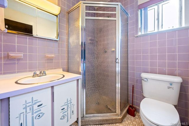 11 Valley View Road, Great Neck, NY 11021