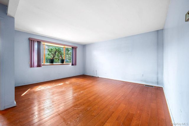 11 Valley View Road, Great Neck, NY 11021