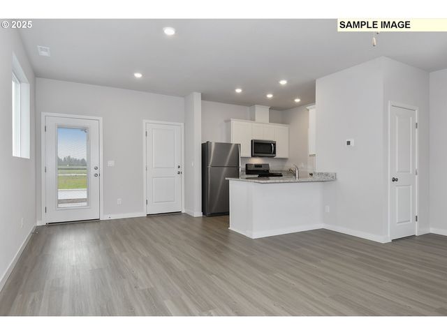 1285 PARKSIDE Ave, Woodburn, OR 97071