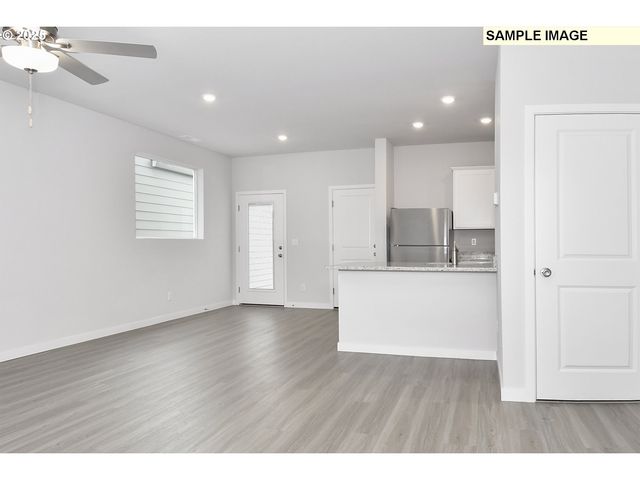 1285 PARKSIDE Ave, Woodburn, OR 97071