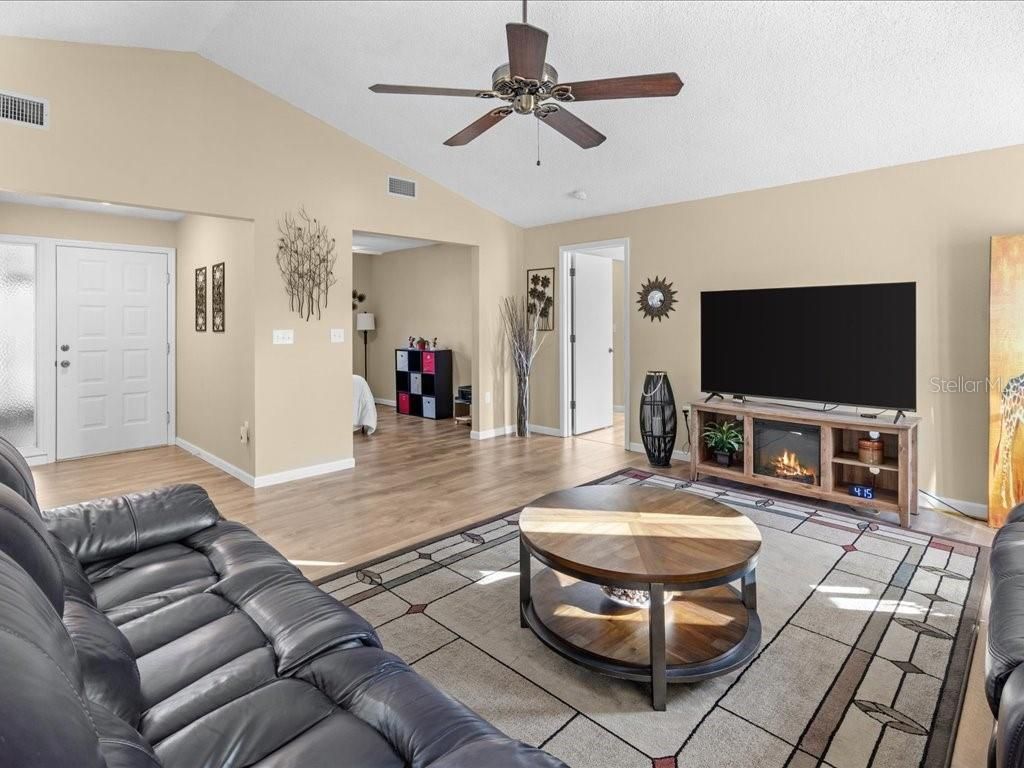 Image 11 of property listing at 437 CYPRESS FOREST BOULEVARD, Englewood, FL 34223