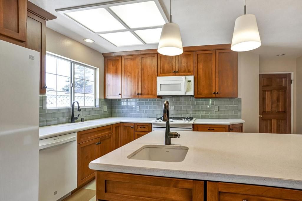 Image 10 of property listing at 784 Sherman Oaks Drive, San Jose, CA 95128