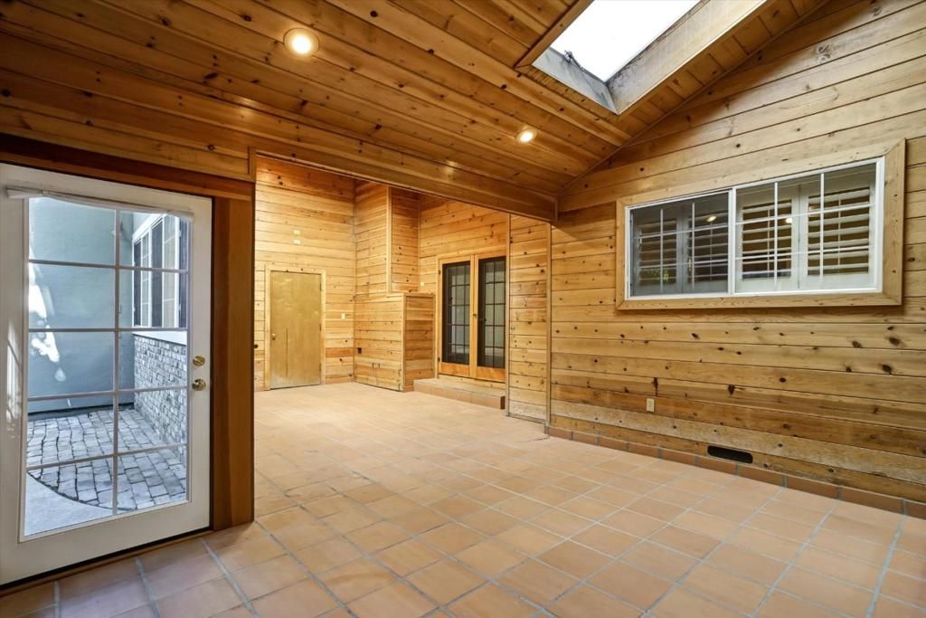 Image 16 of property listing at 784 Sherman Oaks Drive, San Jose, CA 95128