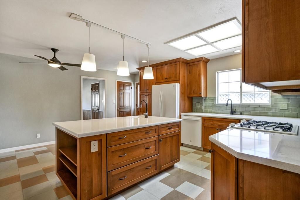 Image 8 of property listing at 784 Sherman Oaks Drive, San Jose, CA 95128