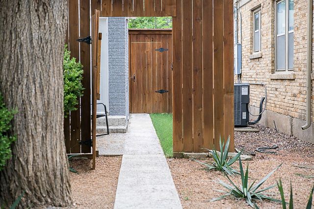 2022 Glenco Terrace, Fort Worth, TX 76110