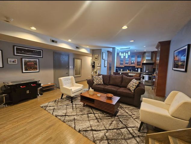 1050 W Dakin Street G2, Chicago, IL 60613