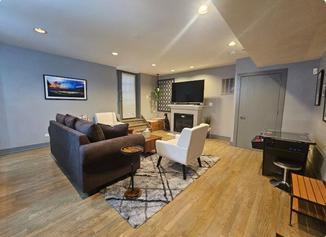 1050 W Dakin Street G2, Chicago, IL 60613