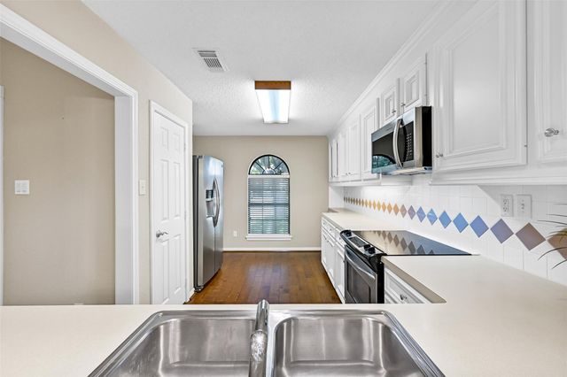 403 Live Oak Lane, Friendswood, TX 77546