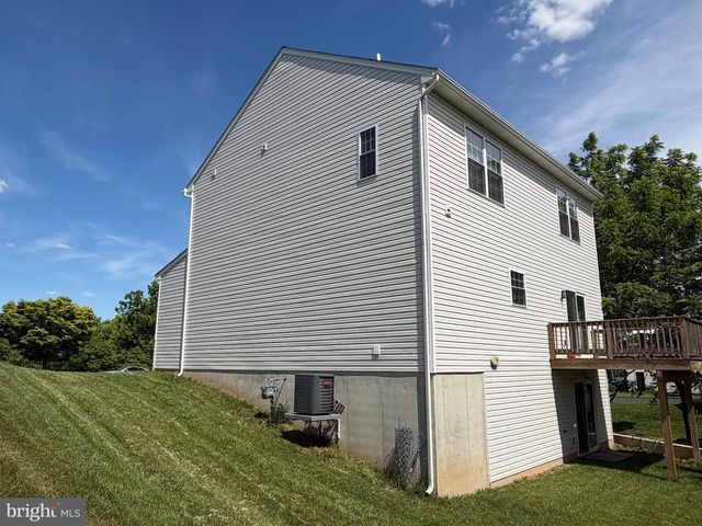 160 PAYNE DR, Mount Wolf, PA 17347