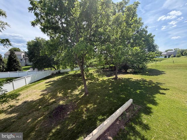 160 PAYNE DR, Mount Wolf, PA 17347