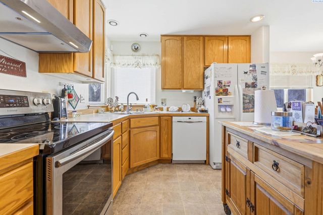 4400 Mt Daniel Ct, West Richland, WA 99353