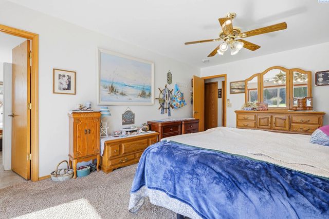 4400 Mt Daniel Ct, West Richland, WA 99353