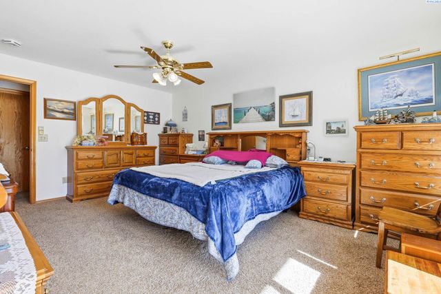 4400 Mt Daniel Ct, West Richland, WA 99353